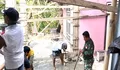 Atasi Kesulitan warga desa binaan, Babinsa Koramil 1312-01/Kabaruan, Serka Alfriden Deni Bee Bantu Pengecoran Tiang Teras Warga di Desa Binaan