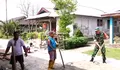 Bantu Kesulitan Warga, Babinsa Karatung Bantu Cor Lantai Rumah Warga Binaan