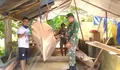 Babinsa Laksanakan Komsos dengan Pengrajin Perahu di Desa Binaan
