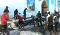 Babinsa Koramil 1312-06/Nanusa, Serda Robin Taringanen Membantu Warga Cetak Batu Bata, Pembuatan Gereja Imanuel Di Desa Karatung