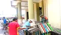 Dalam Menyambut Paskah Babinsa Koramil 1312-04/Rainis, Kopda Yanto Taringanen Dan Jemaat Bersama-sama Hiasi Halaman Gereja