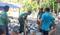 Pererat Silaturahmi, Babinsa Bantu Warga Buat Pondasi Rumah