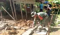Babinsa hadir ditengah masyarakat melalui Pembuatan Pondasi Rumah Warga