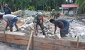 Babinsa Dampingi Pembuatan Pondasi Rumah Warga, Wujud Kepedulian Terhadap Kesulitan Masyarakat