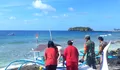 Wujud Kemanunggalan, Babinsa Bersama Warga Gotong-Royong Angkut Pamboot ke Laut