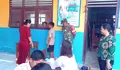 Babinsa Koramil 1312-04/Rainis, Koptu Ewil Bawala Dampingi Pemeriksaan Kesehatan Siswa SDK Kalvari Dapalan