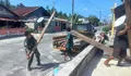 Babinsa, Koramil 1312-07/Miangas, Serka Febri Talu bantu turunkan bahan bangunan milik warga binaan dari kapal