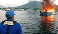 Gerak Cepat Ditpolairud Polda Sulut Jinakkan Api di KM Maranatha 04 Selat Lembeh. 