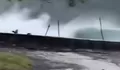 Ombak Tinggi Terjang Pantai Maelang Bolmong, Warga Panik Menjauh dari Pesisir