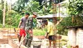 Wujud Kemenunggalan TNI, Babinsa Koramil 13 12-02/Lirung, Serka Wilson Sasauw Gotong royong Bantu Pengecoran Pondasi Rumah Warga