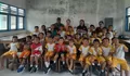 Babinsa Kakorotan Kopda Novtiadi Dampingi Nakes Puskesmas Laksanakan Vaksinasi BIAS di SDN Inpres Kakorotan