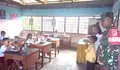 Babinsa Koramil 1312-04/Rainis Dampingi Dalam Penyaluran Makanan Bergizi Gratis di Sekolah