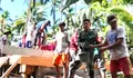 Babinsa Koramil-04/Rainis, Sertu Slamet Padu Bersama masyarakat mengecor jalan produksi
