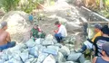 Babinsa Koramil-08/Melonguane, Praka Gidion Bungkaes Laksanakan Komsos dengan Pekerja Pembuatan Saluran Irigasi pembuangan limba RSUD
