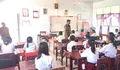 Wujud Peduli Pendidikan, Babinsa Koramil 1312-02/Lirung, Sertu Frans Taareluan Gelar Komsos Motivasi Siswa SDN