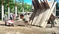 Babinsa Koramil 1312-01/Kabaruan, Serka Nursan Tameane Bersama Jemaat Gereja Solagratia Laksanakan Karya Bakti Pembangunan di Desa Akas