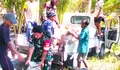 Babinsa Kodim 1312- 04/Rainis, Sertu Slamet Padu Bantu Pengambilan Material Pasir dan Kerikil Dalam Pembuatan Jalan Produksi