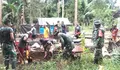 Babinsa-Masyarakat gotong-royong bangun rumah masyarakat