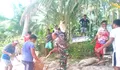 Jadi Solusi, Babinsa Ikut Kerja Bakti Bantu Warga Di Desa Binaan