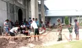 Babinsa Bersama Masyarakat, Jemaat PENGHRAPAN DESA Dampulis Melaksanakan Kerja Bhakti Pembuatan Pondasi Candi Gereja