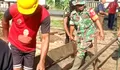 Bangun Manunggal Dengan Rakyat Babinsa Koramil 1312-03/Beo, Sertu Julianus Suluge Bantu Pembuatan Pondasi Rumah Warga