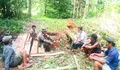 Babinsa Membantu Warga Memperbaiki Jembatan Yang Rusak