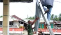 Babinsa Koramil 1312-07/Miangas Bantu Warga Perbaiki Atap Rumah