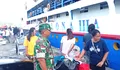 Pastikan Kegiatan Bongkar Muat Aman dan Lancar Babinsa koramil 1312- 02/lirung Serka Henok Manurat laksanakan Pemantauan penumpang kapal