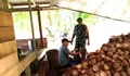 Babinsa Desa Bulude Jalin Silaturahmi dan Dukung Hasil Pertanian Bersama Petani Kelapa