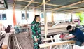 Babinsa Koramil 06/Nanusa Membantu Warga Pembuatan Kursi Gereja Imanuel Di Desa Karatung