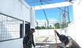 Babinsa Kelurahan Melonguane Serda Jenri Thomas Laksanakan Kerja Pengawasan untuk Pembangunan KDKMP Merah Putih di Kelurahan Melonguane