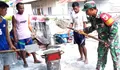 Menjalin Kebersamaan Babinsa Marampit Membantu Warga Membuat Batako