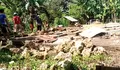 Bangun Keakraban dan Manunggal Dengan Rakyat Babinsa Bantu Pembuatan Pondasi Rumah Warga