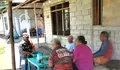Babinsa Desa Dampulis Selatan Kopka Beltwin R Sembel Komsos Dengan Warga Dan Pantau Wilayah Binaan