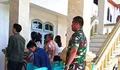 Babinsa laksanakan pengamanan sekaligus beribadah