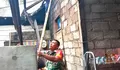 Wujud Kemanunggalan TNI, Babinsa Koramil 1312-02/Lirung Gotong royong Rehab Dapur Warga Kurang Mampu