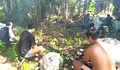 Babinsa Desa Bulude Bantu Masyarakat Olah Buah Kelapa, Pererat Silaturahmi dan Dukung Ekonomi Warga