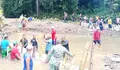Jaga Nadi Pertanian Desa, Babinsa Ambela Gerakkan Warga Bersihkan Bendungan Ambela,