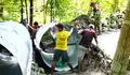 Wujud Kemanunggalan TNI-Rakyat Babinsa Dan Warga Bersinergi Bangun Jembatan Armco
