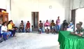 Bangun Keakraban dan Manunggal Dengan Pemerinta Desa dan Masyarakat. Babinsa melaksanakan Komsos di Desa Binaan