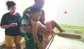 Aksi Heroik Serka Frans Sasoeng: Babinsa Rainis Evakuasi Cepat Warga Korban Luka Bakar. Babinsa Rainis
