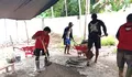 Babinsa Dapihe Bersama Tukang Melaksanakan Pembangunan KDKMP