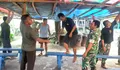 Para Babinsa Koramil 07/Miangas bersama warga Melaksanakan Komsos Bantu Pasang Tenda Acara Syukuran pernikahan