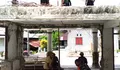 Babinsa bersama jemaat melaksanakan pembersihan di gedung gereja.