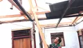 Babinsa Koramil 1312-03/Beo Melaksanakan Karya Bhakti Membangun Rumah Warga