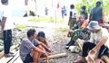 Babinsa ciptakan keakraban dengan masyarakat melalui kegiatan komsos.