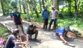 Babinsa Ramil 07/Miangas bersama warga berbaur dengan anggota Satgas karya bhakti skala besar dalam pengecoran jalan*