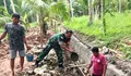 Babinsa Koramil 1312-03/Beo Melaksanaka Karya Bhakti P3mbuatan Drainase Saluran Pembuanga Air