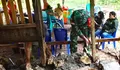 Babinsa Koramil-04/Rainis Bantu dan Pantau Pembangunan RTLH di Wilayah Binaan