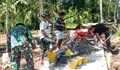Babinsa bersama warga gotong royong pembuatan jalan desa